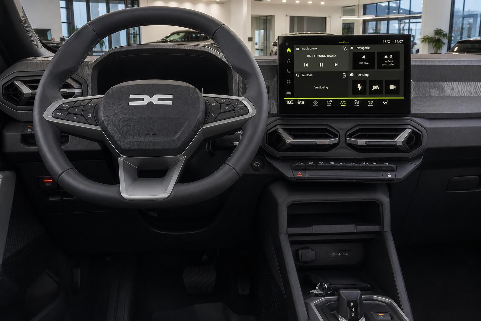 Dacia Cockpit Detail - Lenkrad mit Logo und Touchscreen-Display im Armaturenbrett