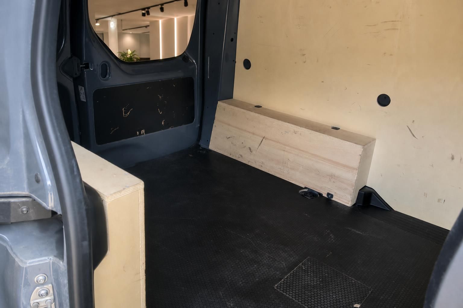 Nissan Transporter Laderaum mit Holzverkleidung und schwarzem Boden - geräumiger Innenraum