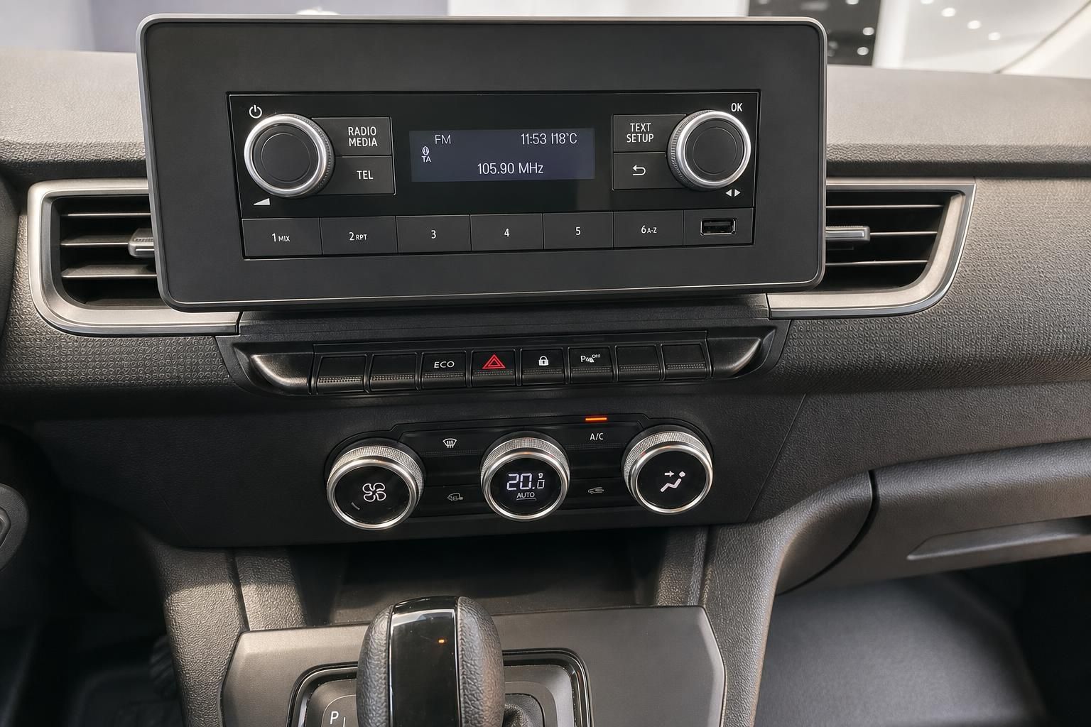 Nissan Infotainment-System mit Radio und Klimaanlage - zentrale Bedienelemente im Fahrzeug