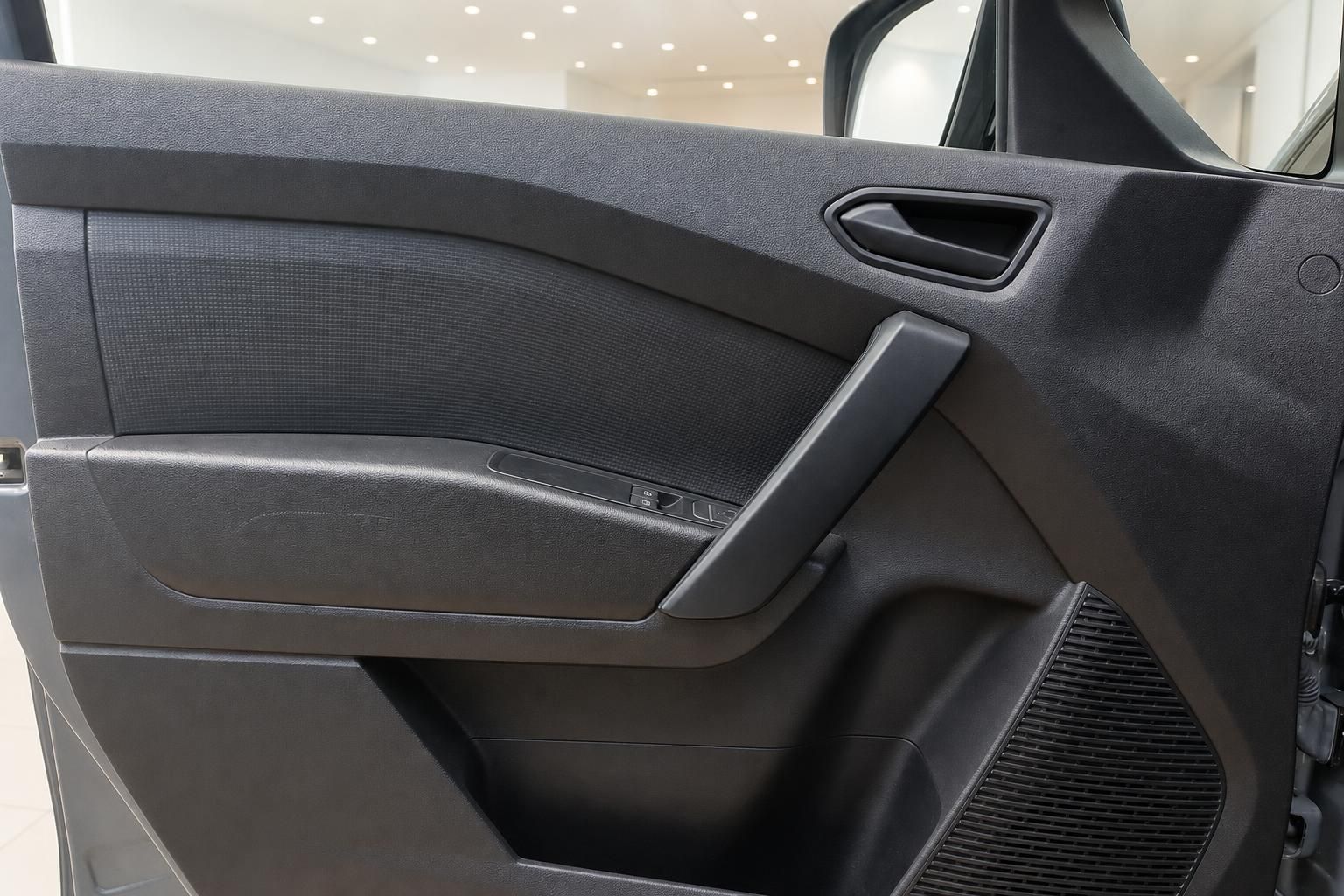 Nissan Türverkleidung mit Griff und Fensterheber - hochwertige Innenausstattung Details