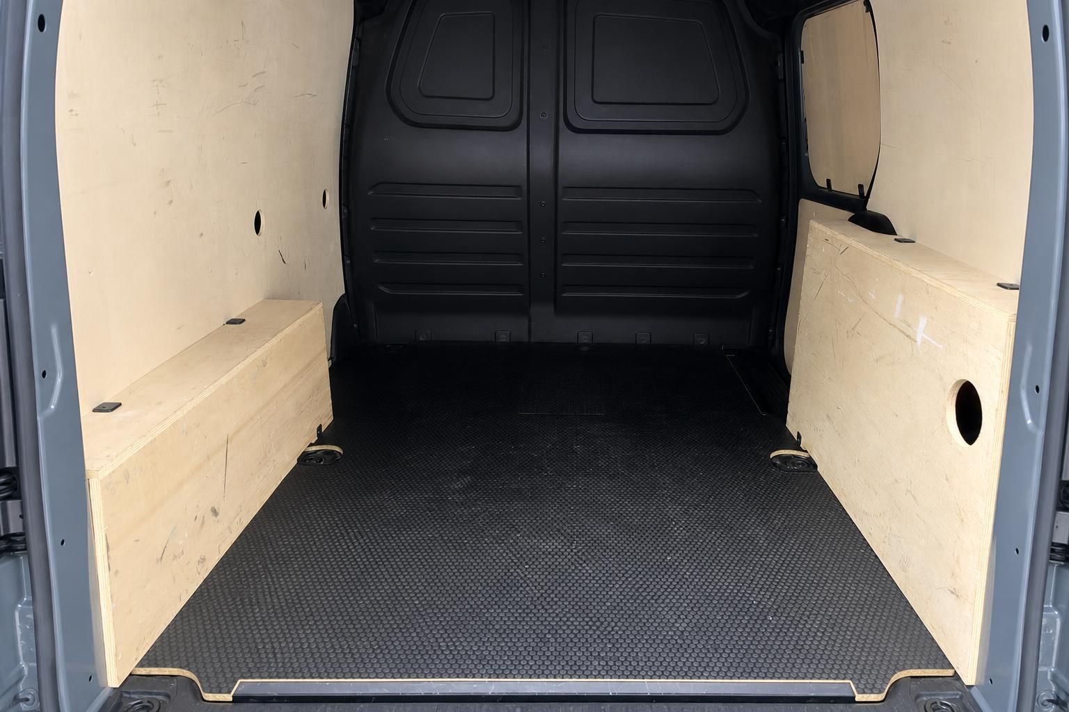 Transporter Laderaum mit Holzverkleidung und Gummiboden - geräumiger Innenbereich