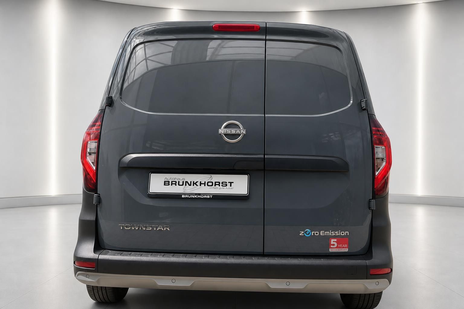 Nissan Townstar Heckansicht mit LED-Rückleuchten und Zero Emission Schriftzug