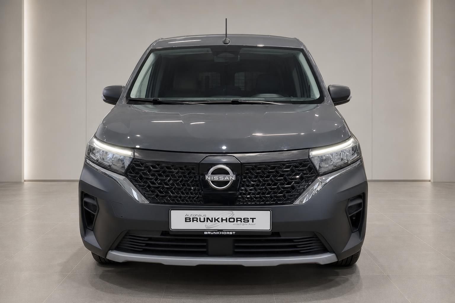 Nissan Townstar grau Frontansicht mit charakteristischem V-Motion Kühlergrill