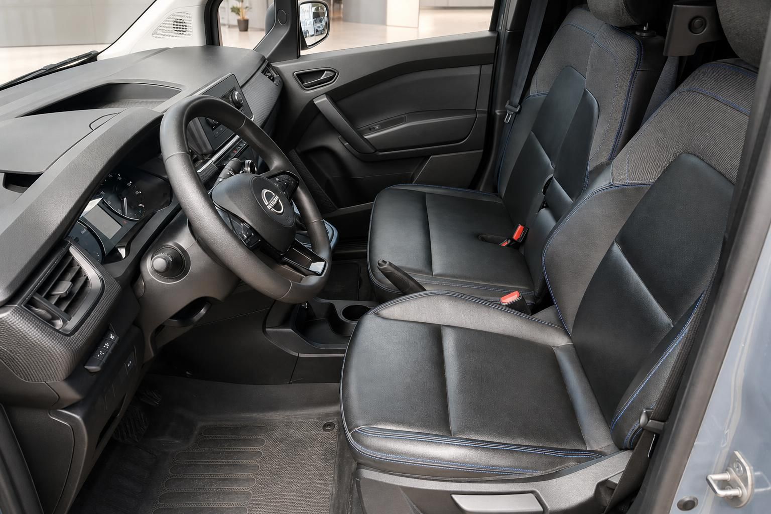 Nissan Townstar Innenraum Fahrersitz mit schwarzer Ausstattung und Komfortsitzen