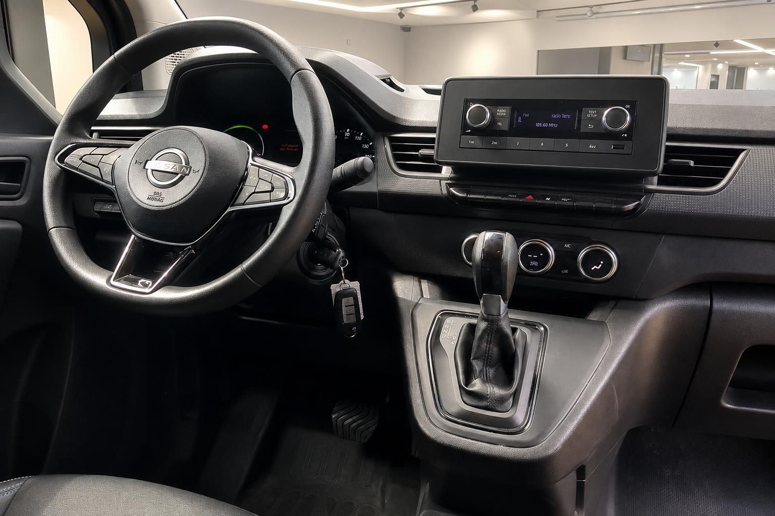 Nissan Townstar Cockpit mit Lenkrad, Touchscreen Display und Schaltknauf