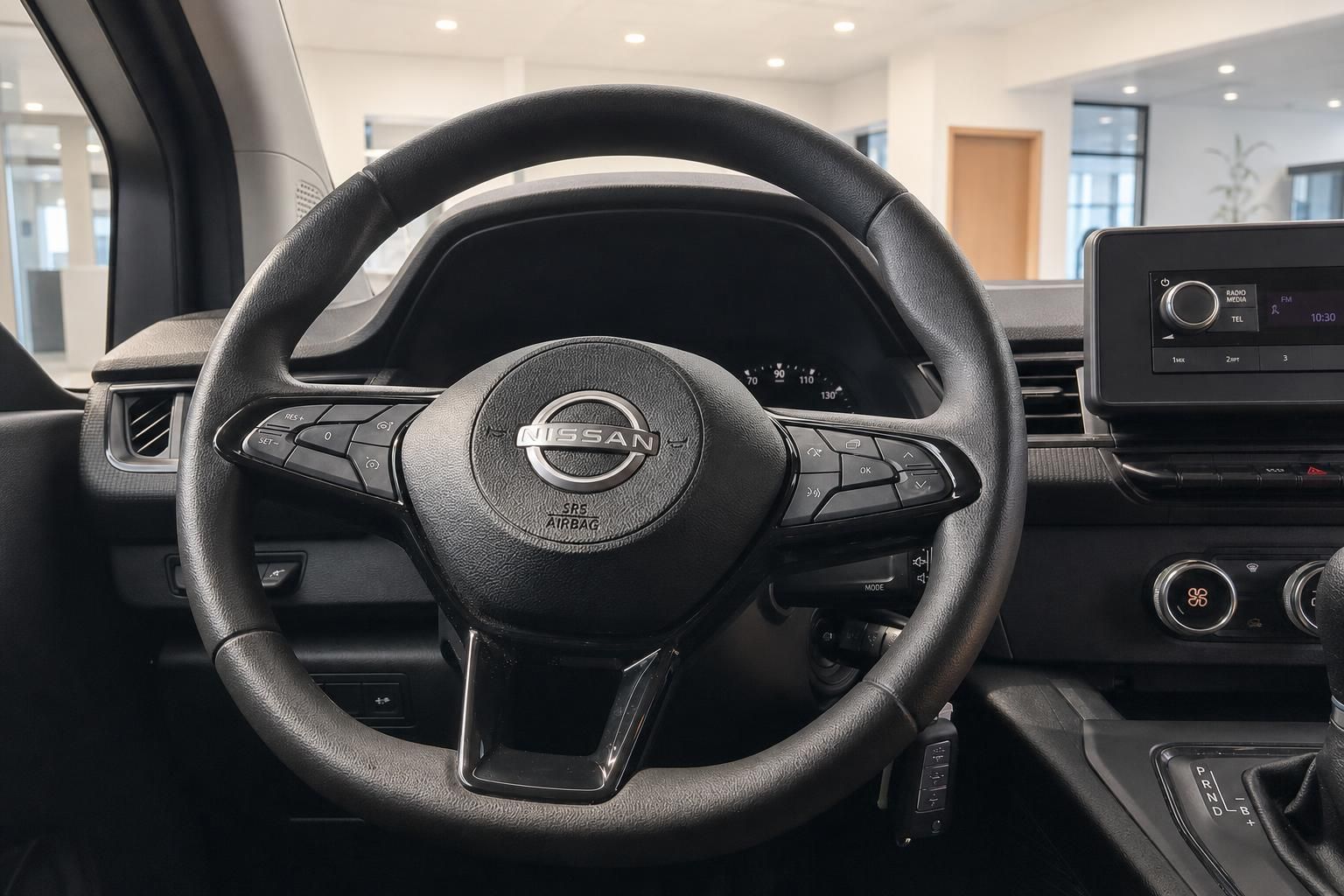Nissan Cockpit mit Lenkrad und Armaturenbrett - moderne Fahrzeugausstattung im Innenraum