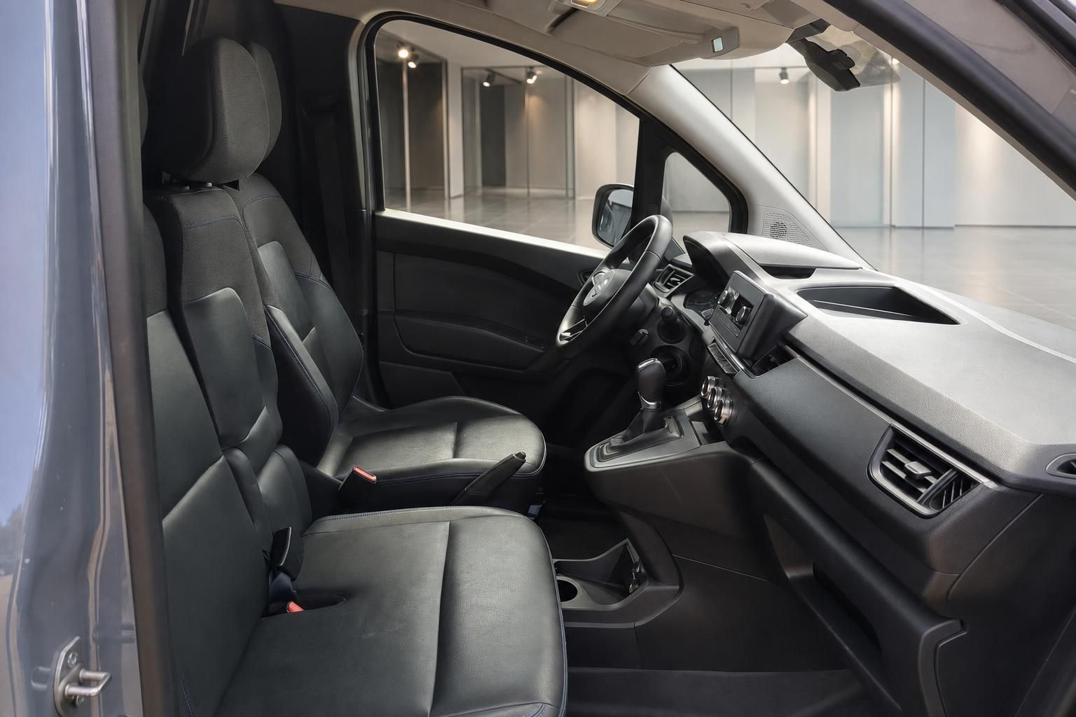Nissan Fahrerbereich mit Sitzen und Armaturenbrett - komfortable Innenraumausstattung