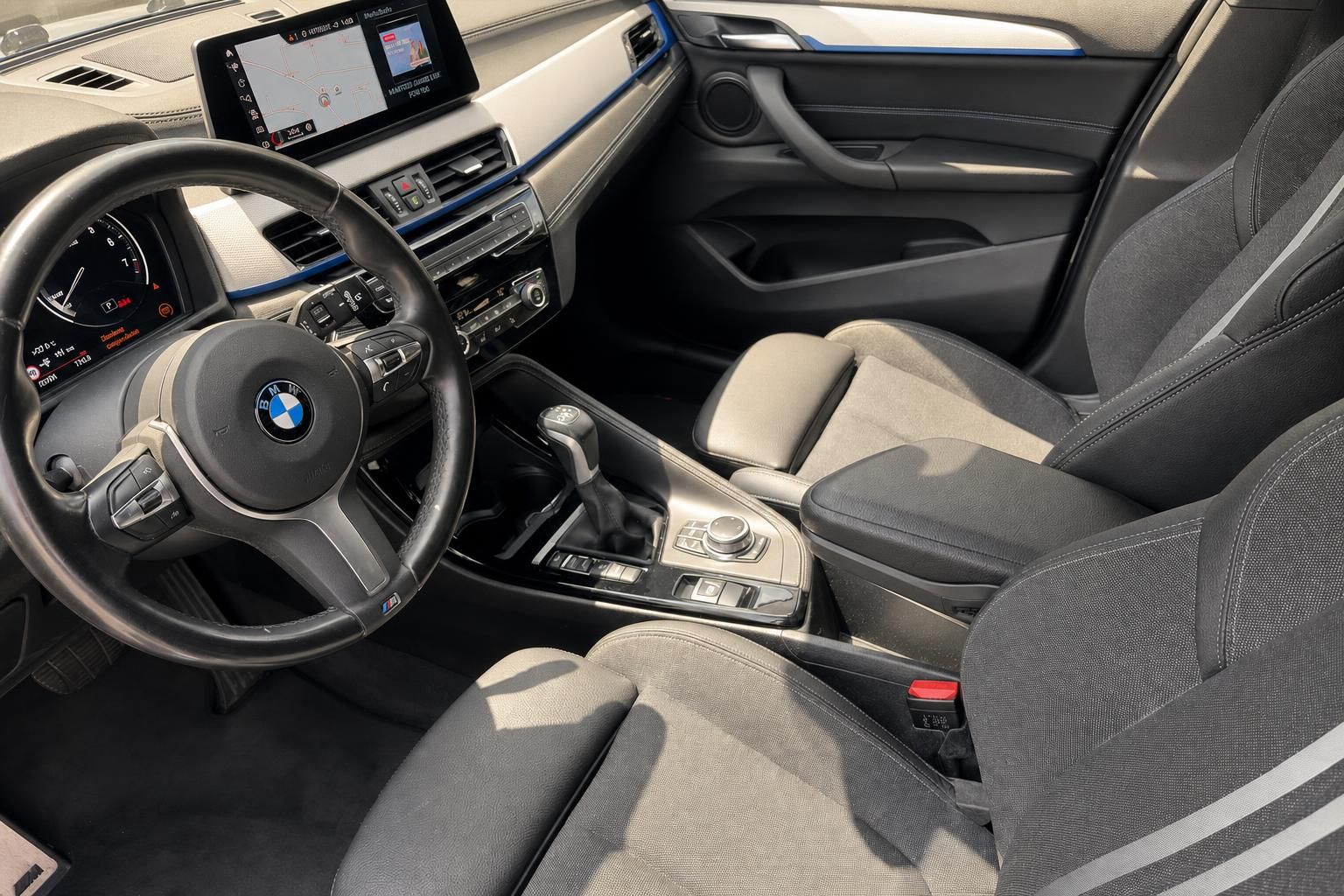 BMW X1 Innenraum mit Lenkrad, Cockpit und Vordersitzen