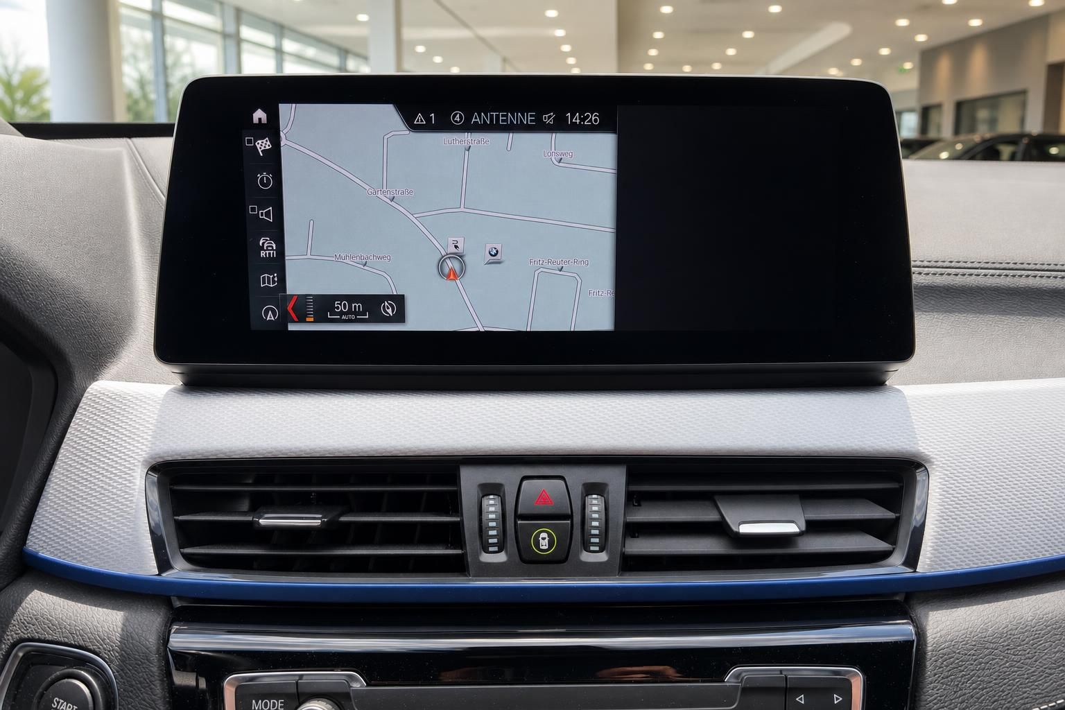 BMW Navigationssystem mit Kartenansicht und Lüftungsdüsen im Cockpit