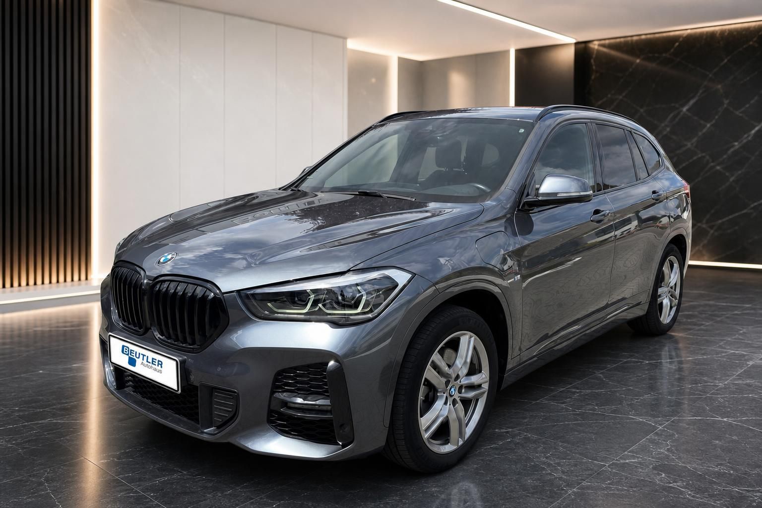 BMW X1 grau Frontansicht mit M-Sportpaket im Autohaus