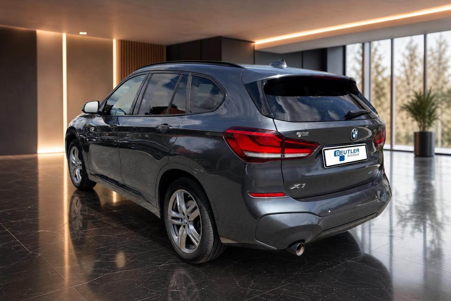 BMW X1 grau Heckansicht im Autohaus Showroom