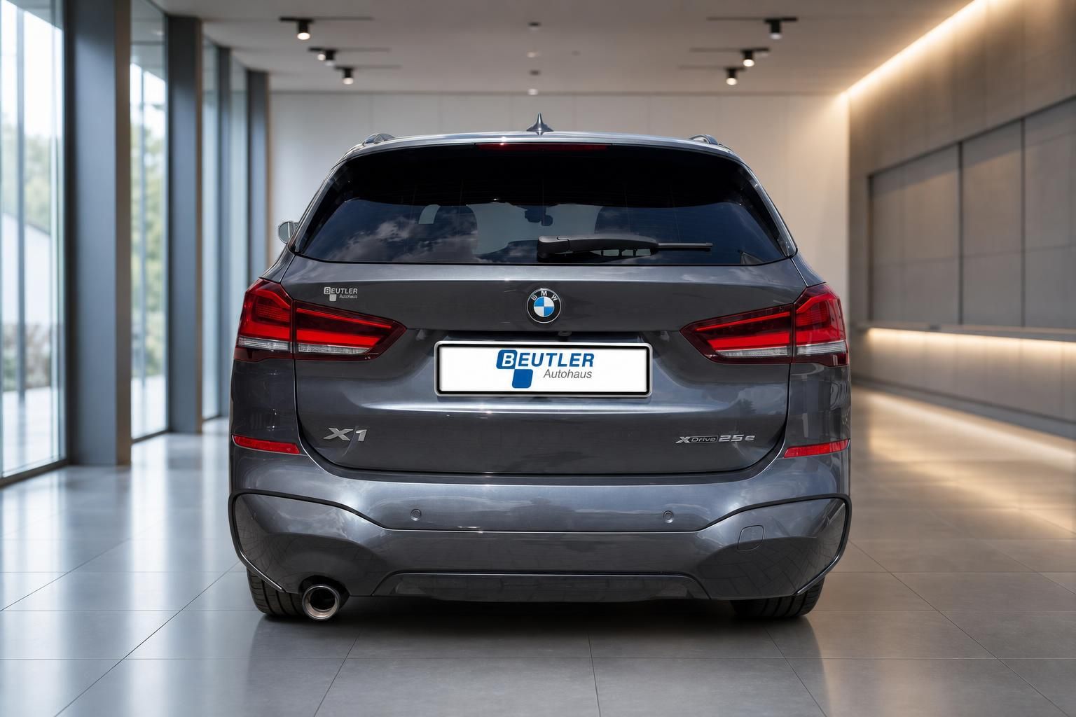 BMW X1 xDrive25e grau Heckansicht frontal im Showroom