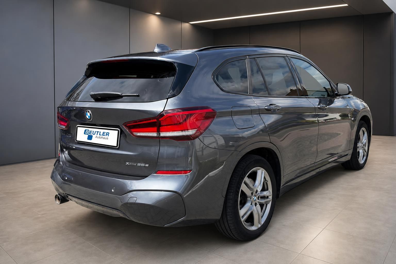 BMW X1 xDrive25e grau Heck-Seitenansicht im Autohaus