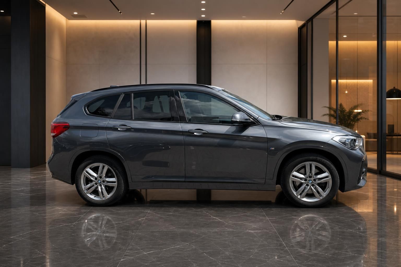 BMW X1 grau metallic Seitenansicht im Autohaus Showroom