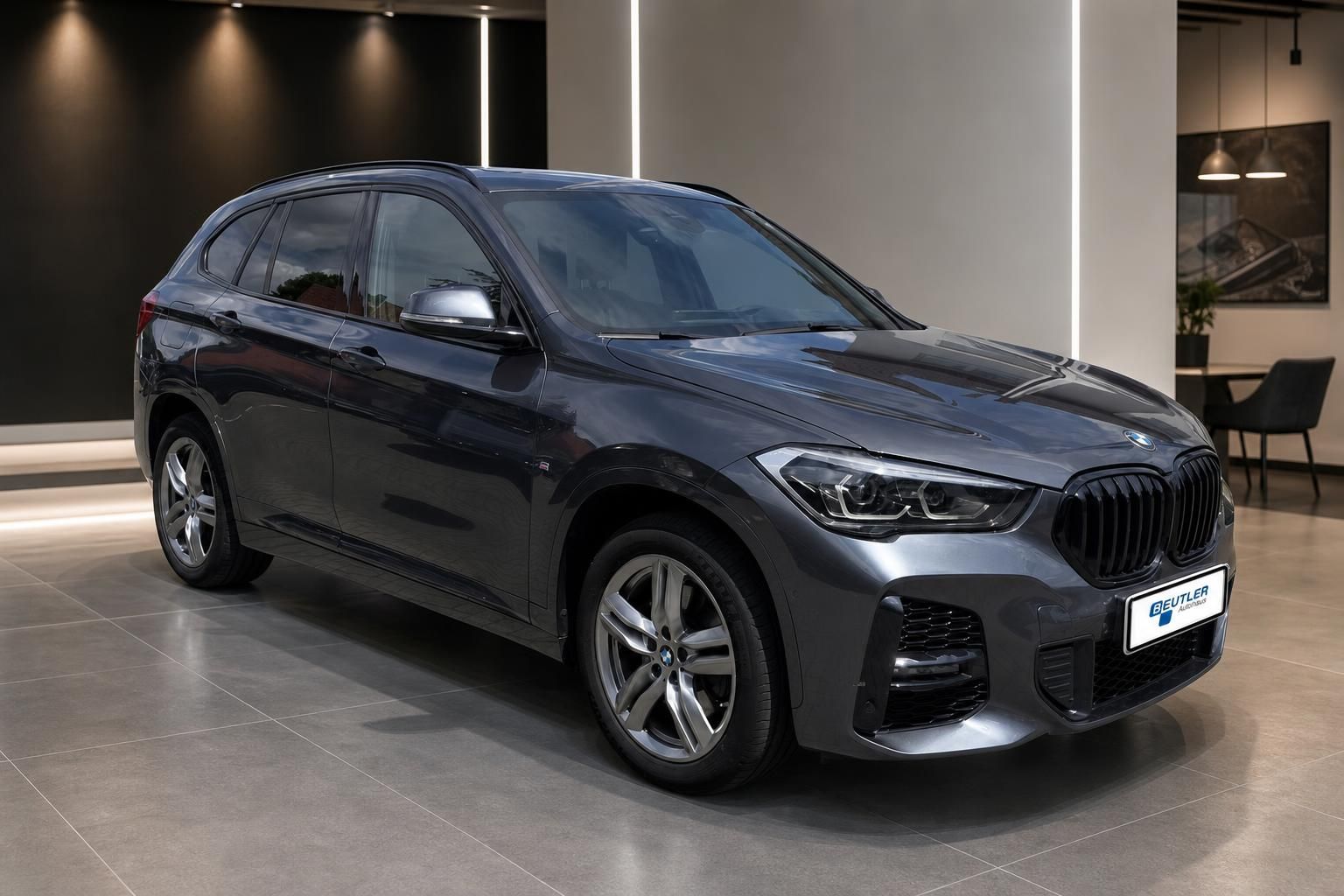BMW X1 M Sport grau Frontansicht schraeg im Autohaus Beutler