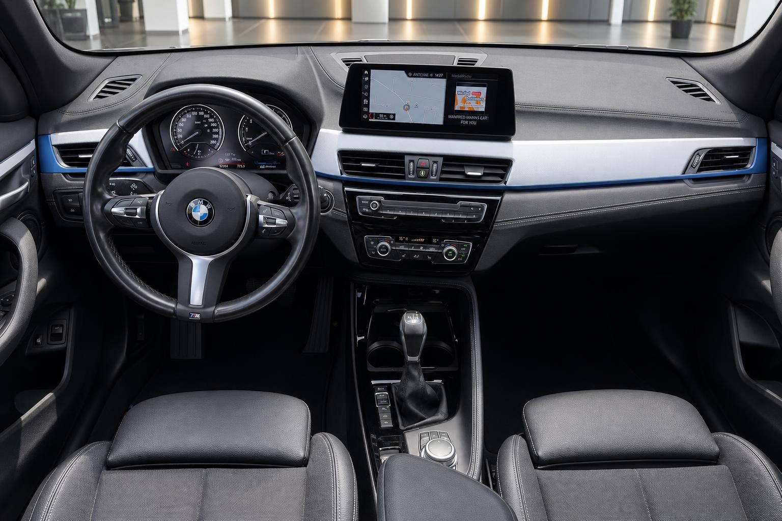 BMW X1 Innenraum Cockpit mit Lenkrad und Navigationssystem