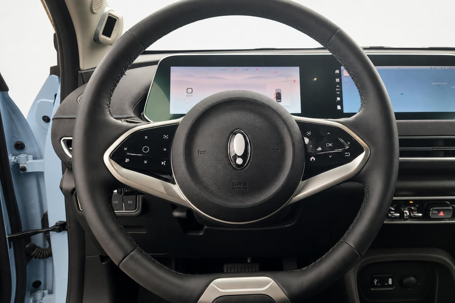 Fahrzeug Innenraum Lenkrad mit Digitalinstrumenten und Infotainment-Display