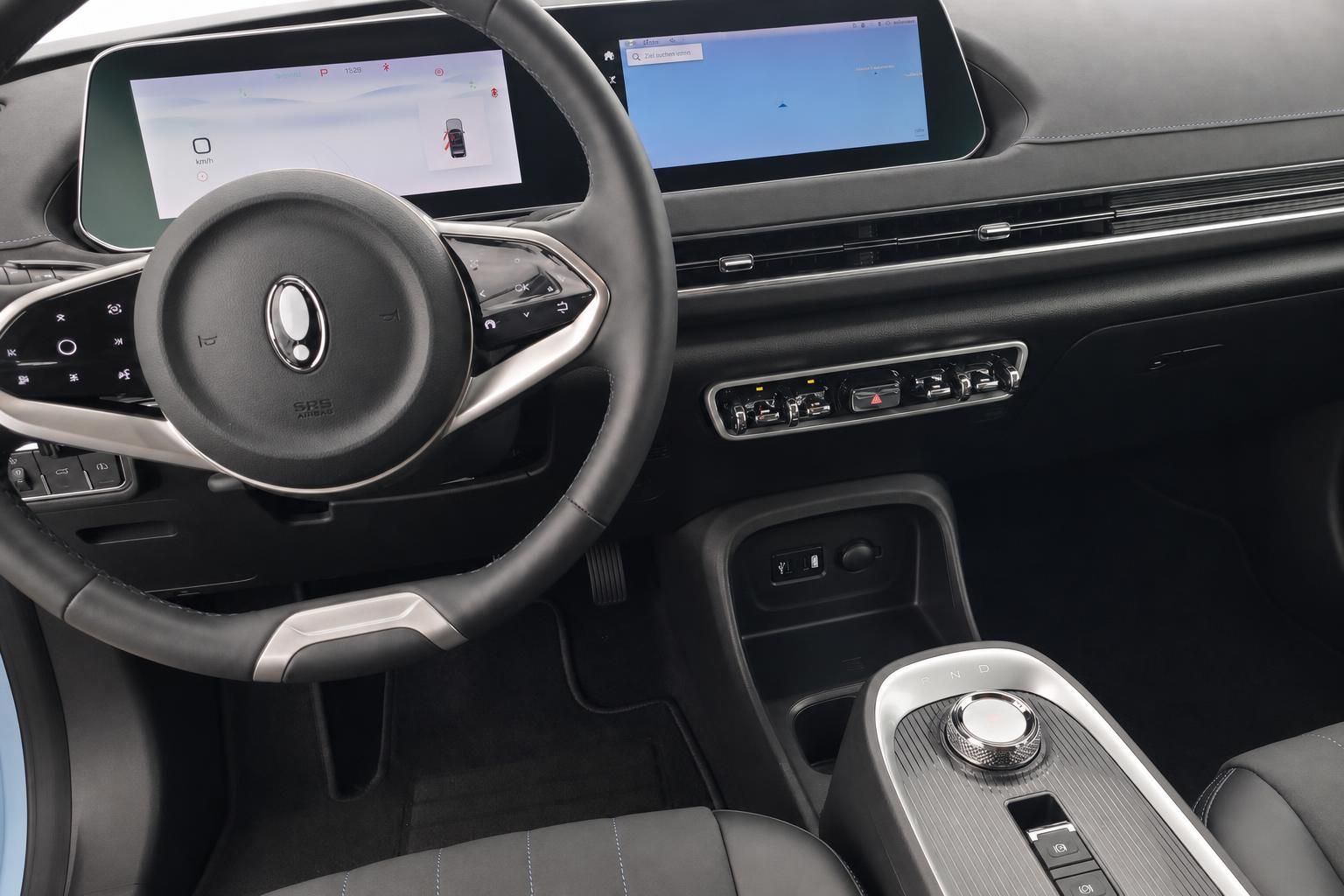 Fahrzeug Cockpit mit Lenkrad, Dual-Display und Mittelkonsole im Innenraum