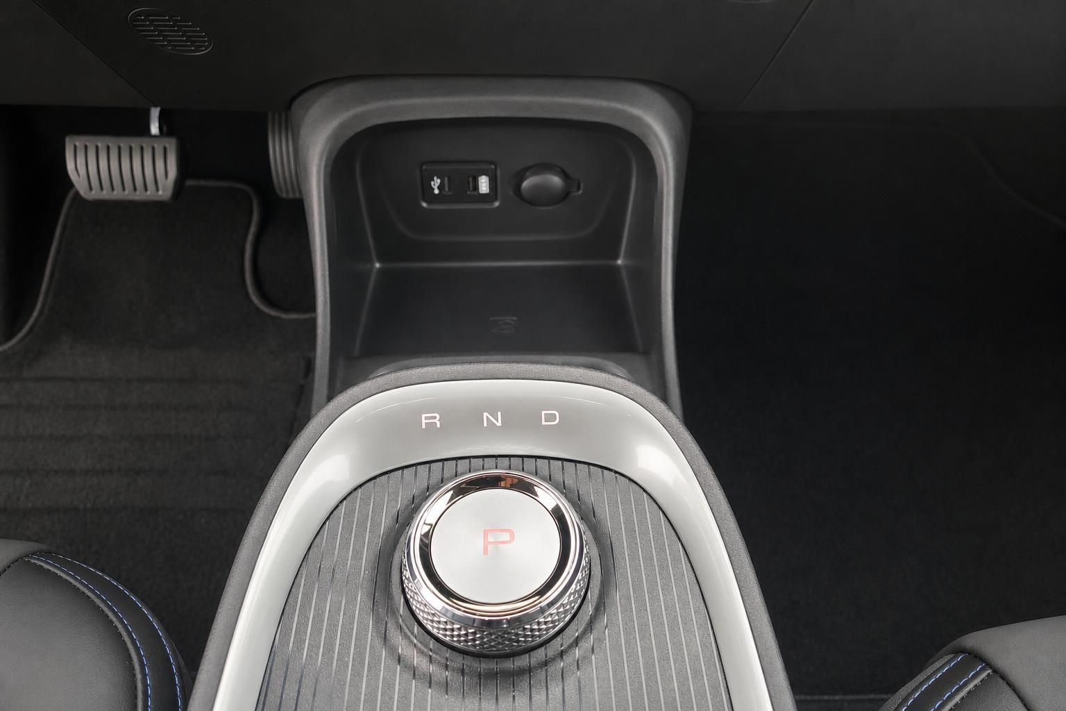 Fahrzeug Mittelkonsole mit Wählhebel RND und USB-Anschlüssen im Innenraum