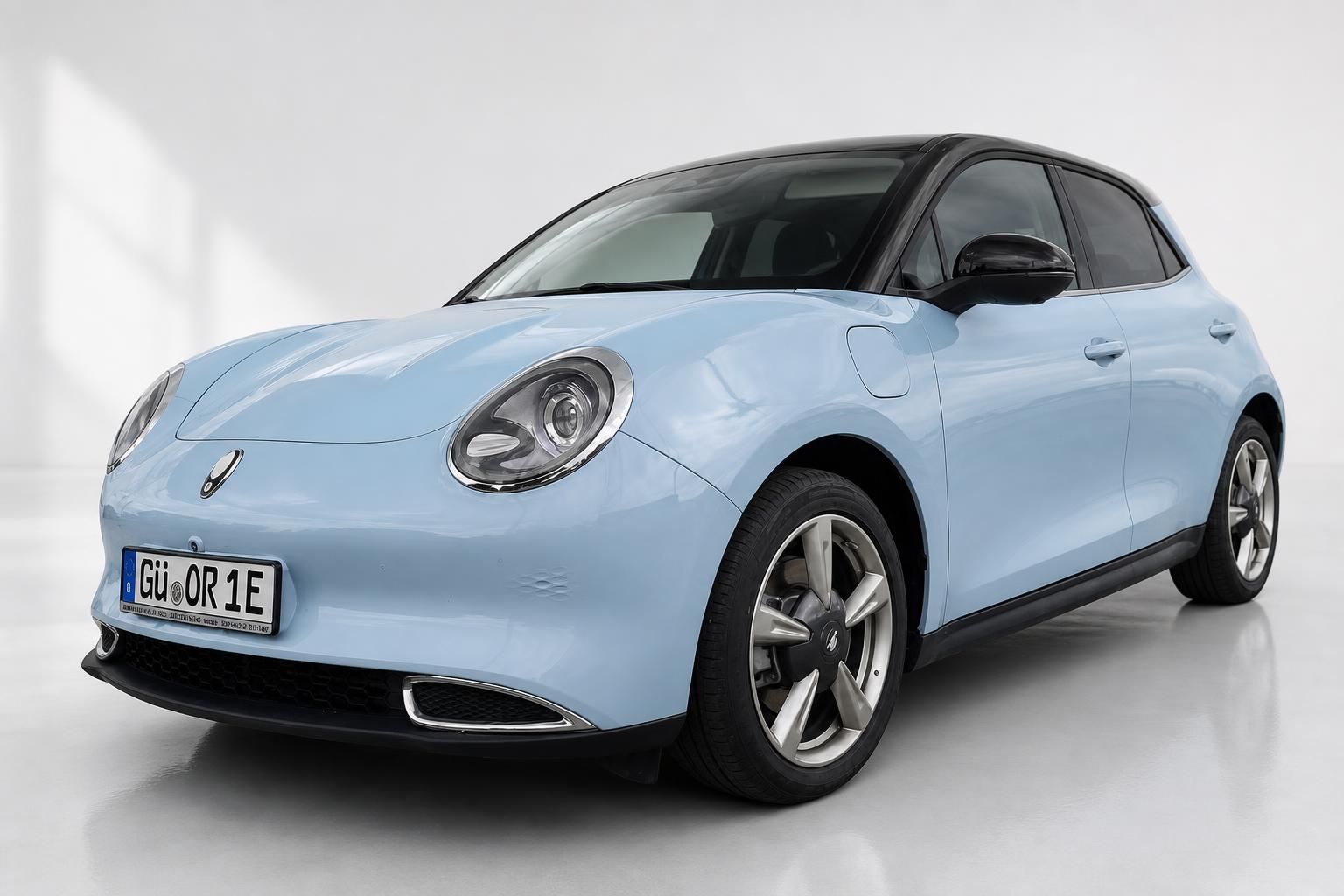 GWM Ora 03 Elektroauto in Hellblau – Frontansicht schräg, schwarzes Dach, Kennzeichen GÜ OR 1E