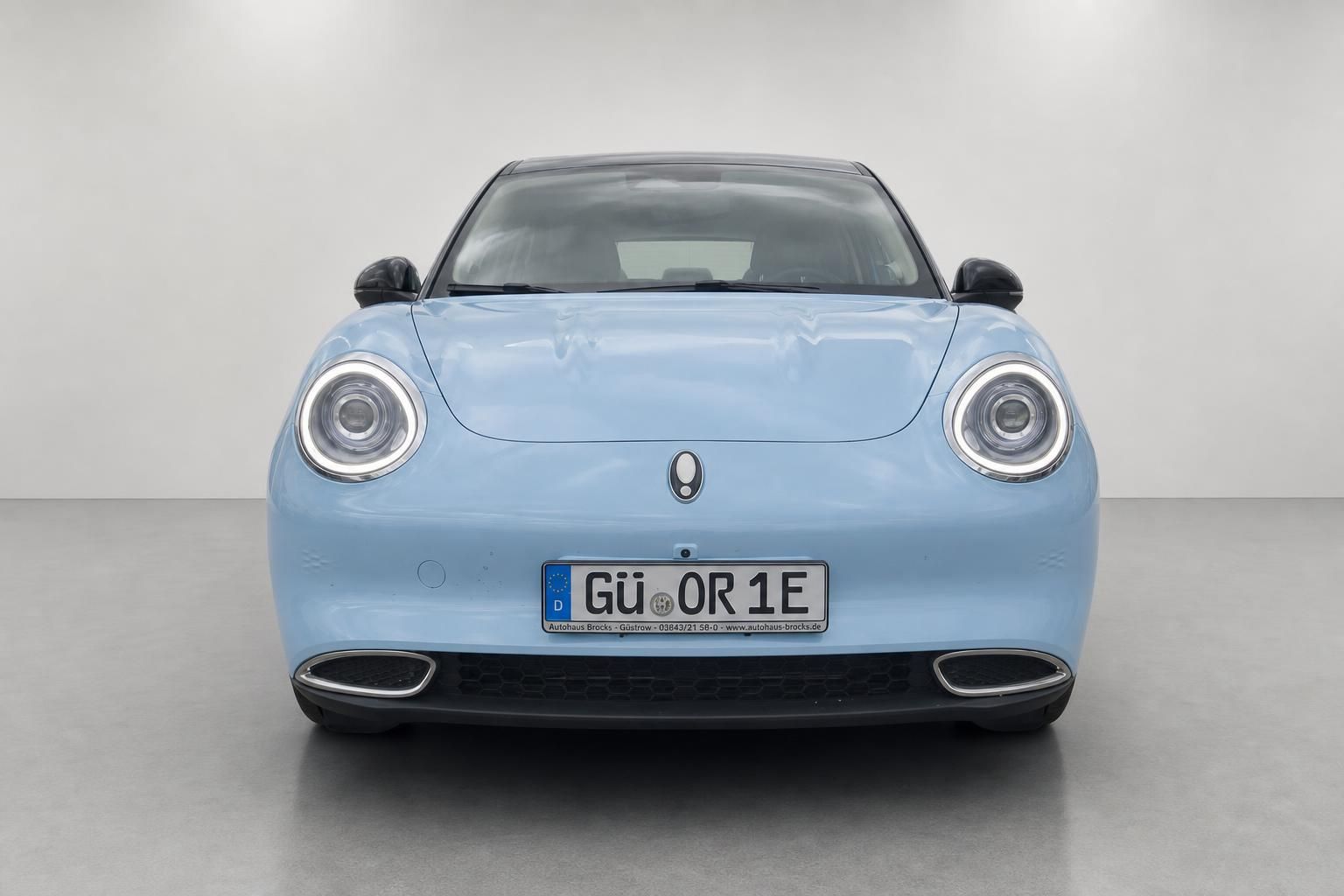 GWM ORA 03 Elektroauto hellblau Frontansicht mit Rundscheinwerfern