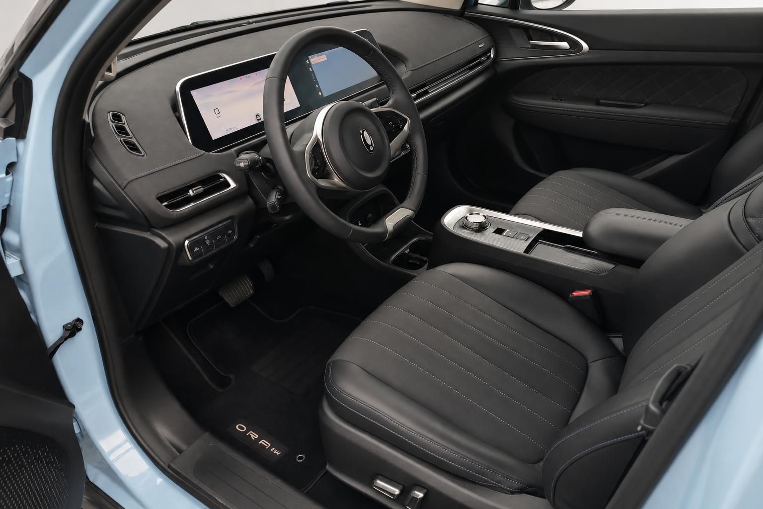 GWM ORA 03 Innenraum Fahrerseite schwarze Ledersitze und Cockpit