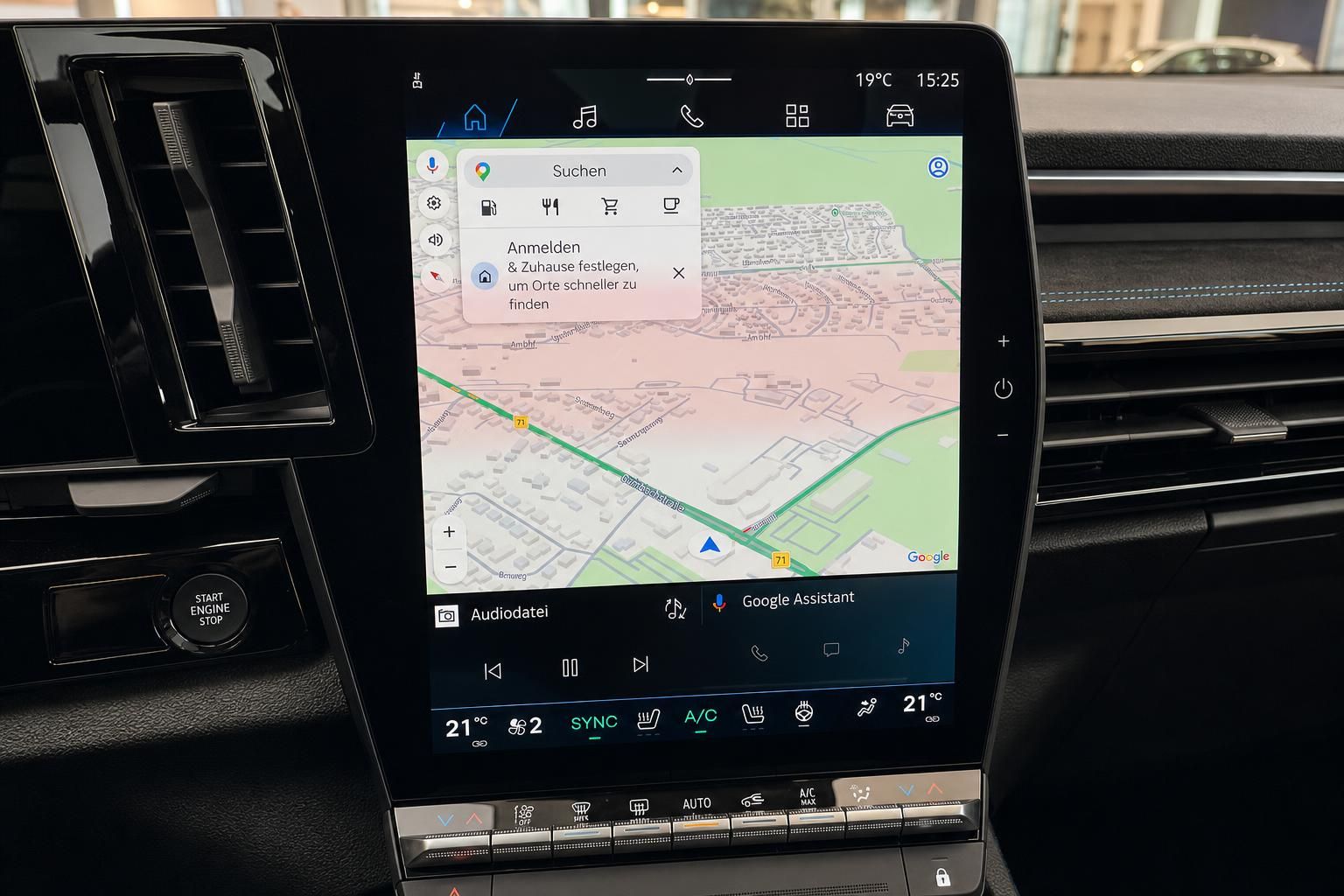 Infotainment Touchscreen mit Google Maps Navigation im Auto