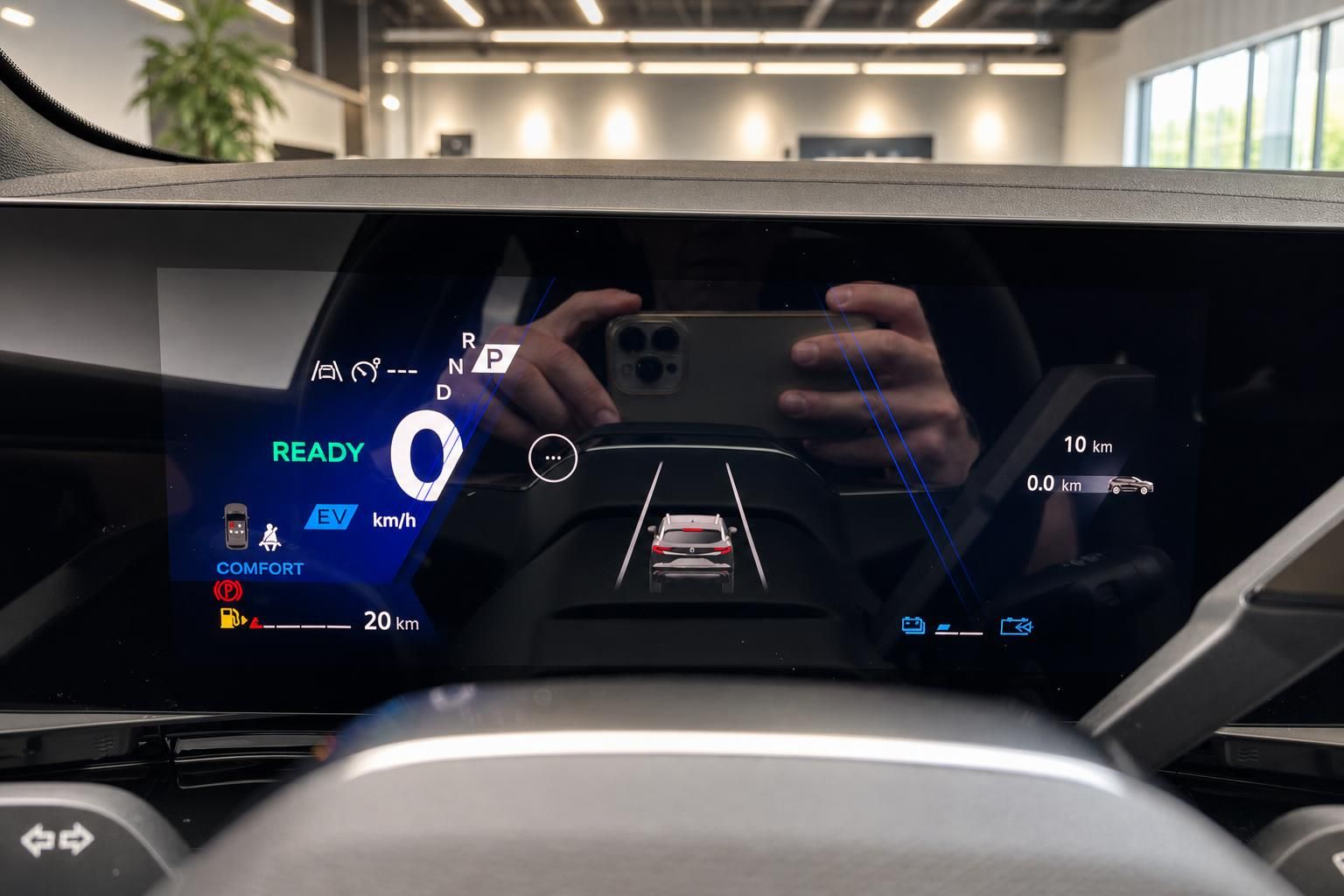 Digitales Cockpit mit Ganganzeige und Assistenzsystemen im Elektrofahrzeug