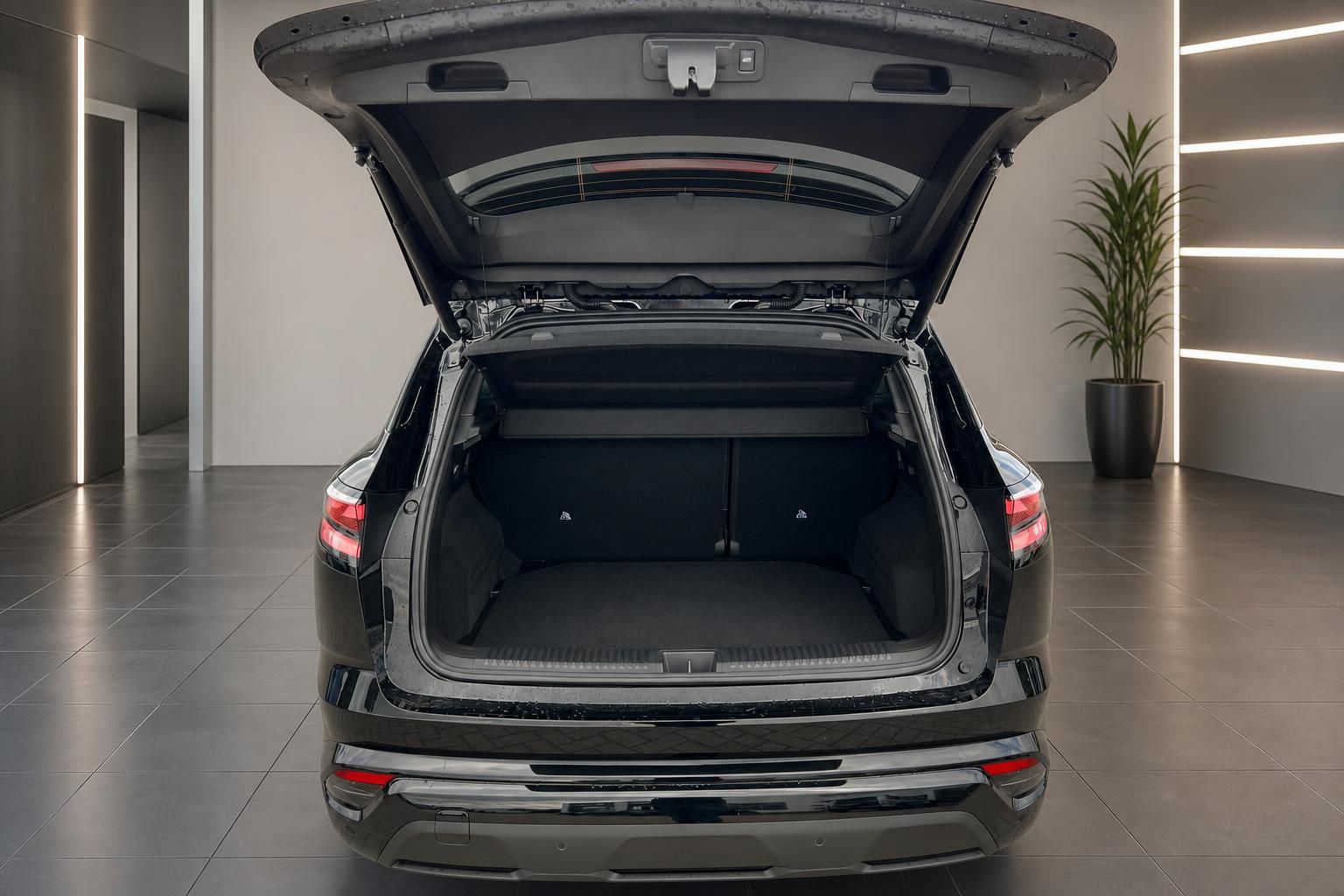 Schwarzes SUV mit geoeffneter Heckklappe und geraeumigem Kofferraum im Showroom