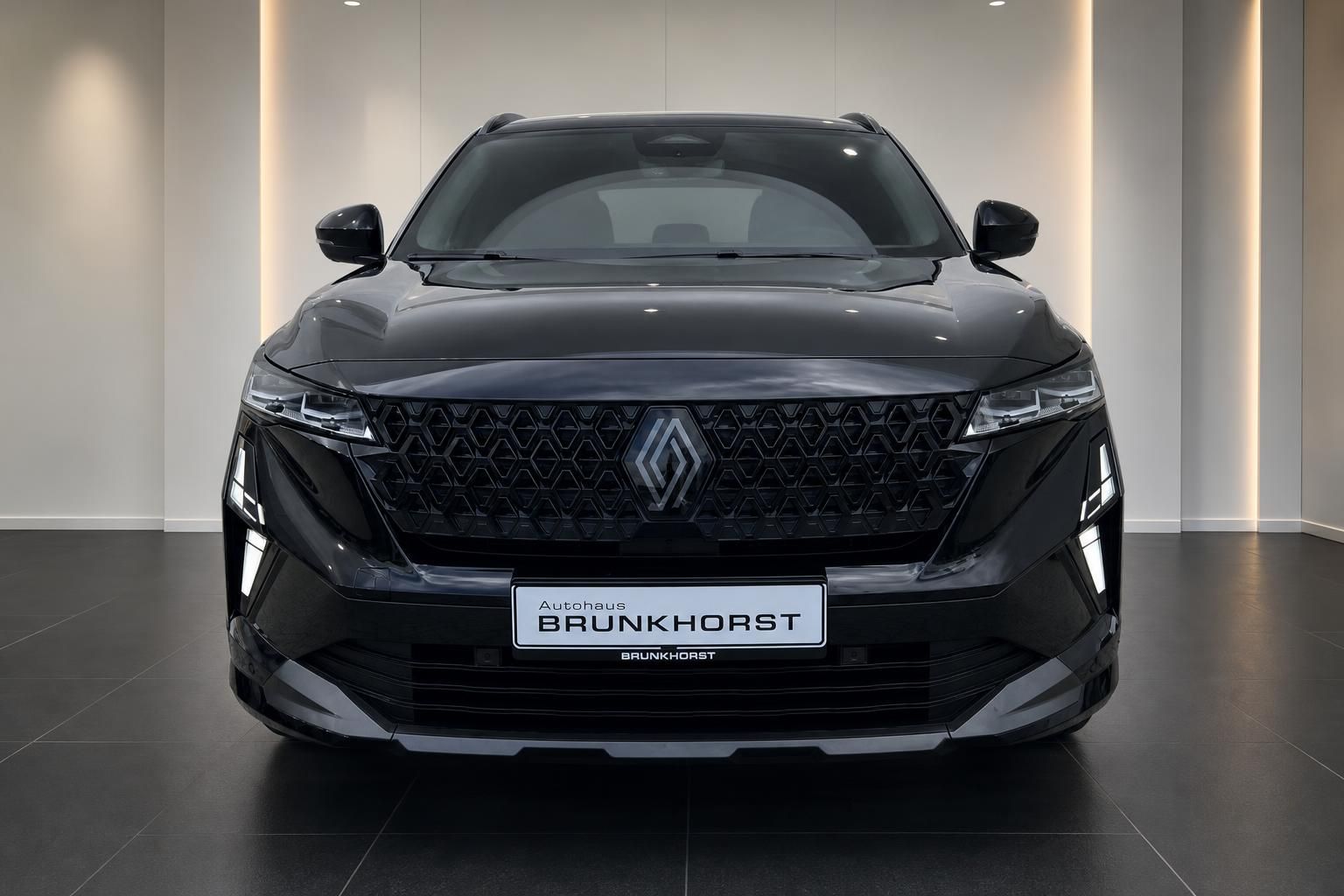 Renault Austral schwarz Frontansicht mit Kuehlergrill im Autohaus