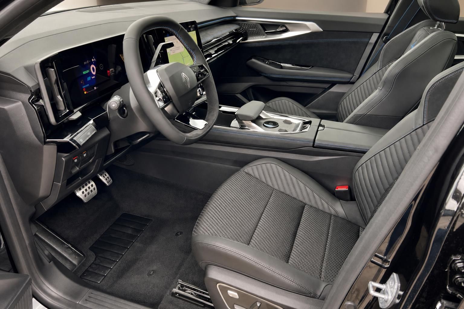 Renault Austral Innenraum Cockpit mit Lederausstattung und Sitzen