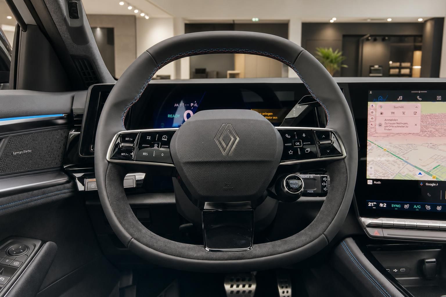 Renault Cockpit mit Lenkrad und digitalem Tacho im Autohaus