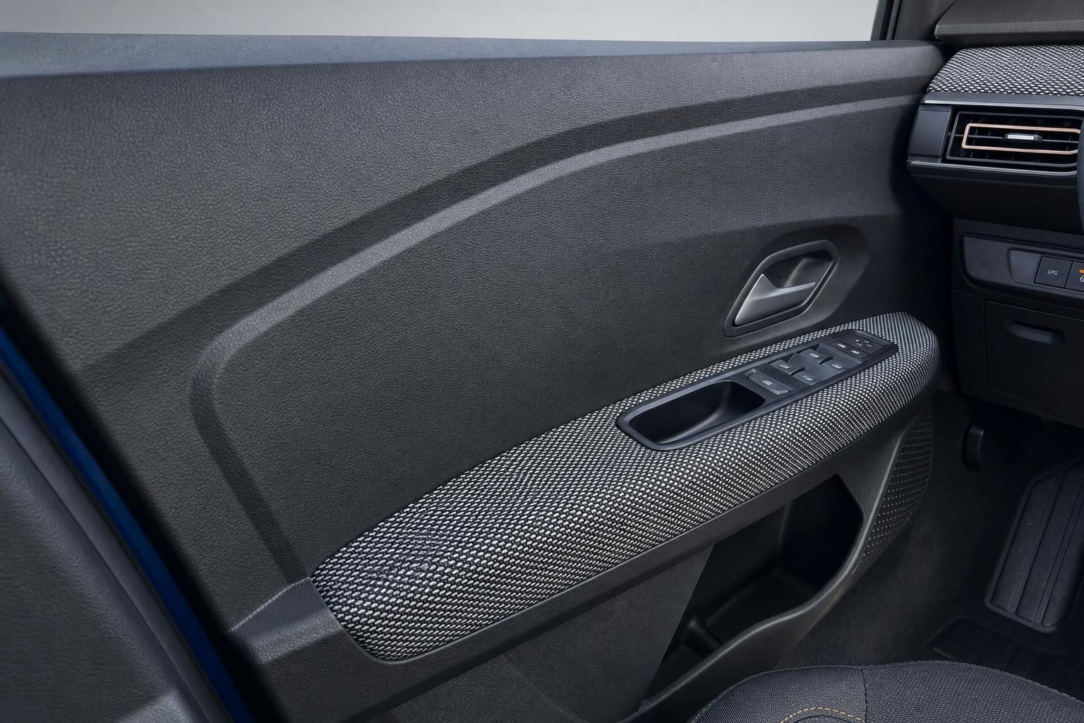 Dacia Fahrzeugtür innen mit Fensterheberschaltern und Türverkleidung