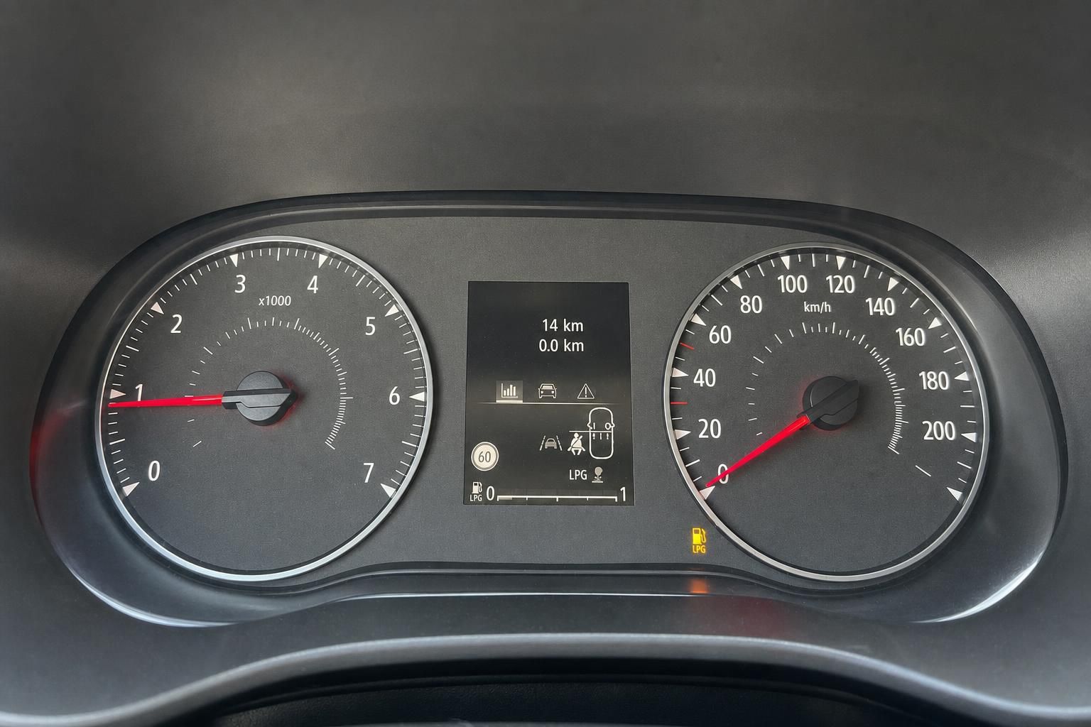 Armaturenbrett mit Tachometer und Drehzahlmesser, digitales Display zeigt 14 km Kilometerstand
