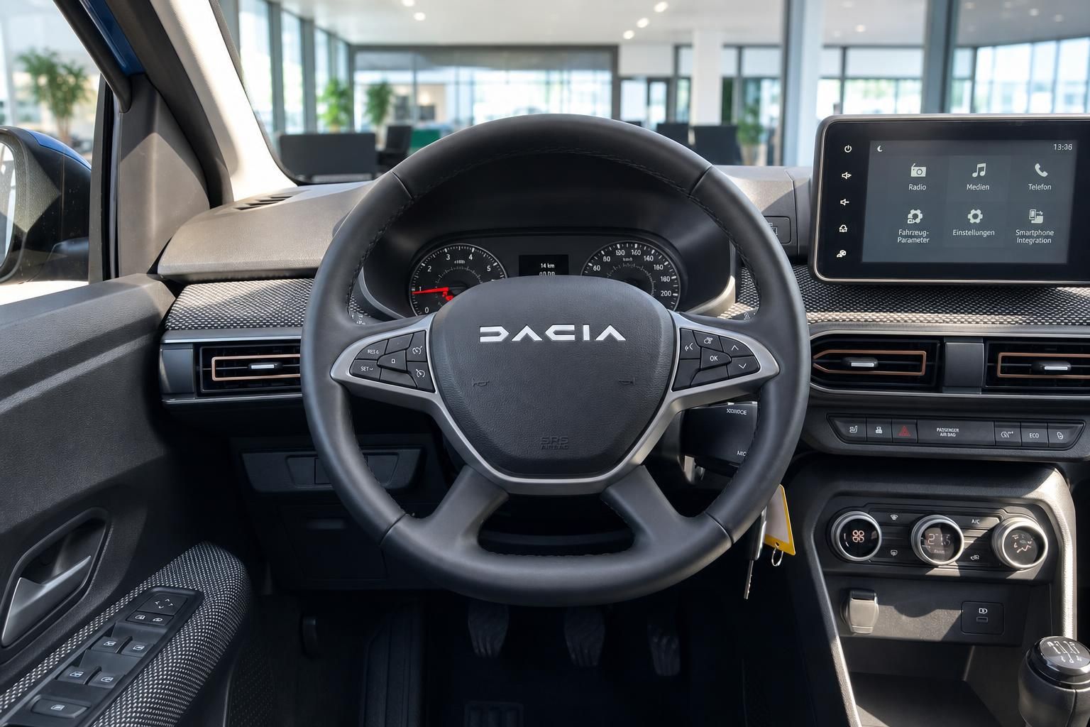 Dacia Cockpit mit Lenkrad, Tacho und Infotainment-Display im Innenraum