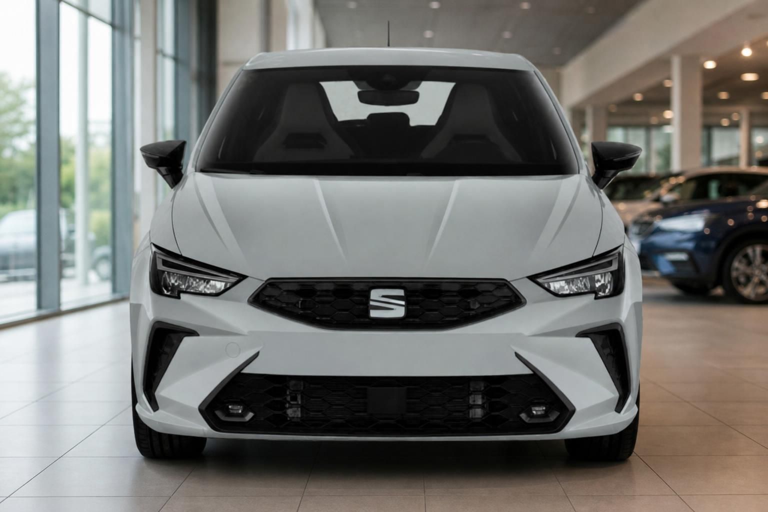 SEAT Leon FR weiss Frontansicht im Autohaus – sportliche Frontschürze und LED-Scheinwerfer