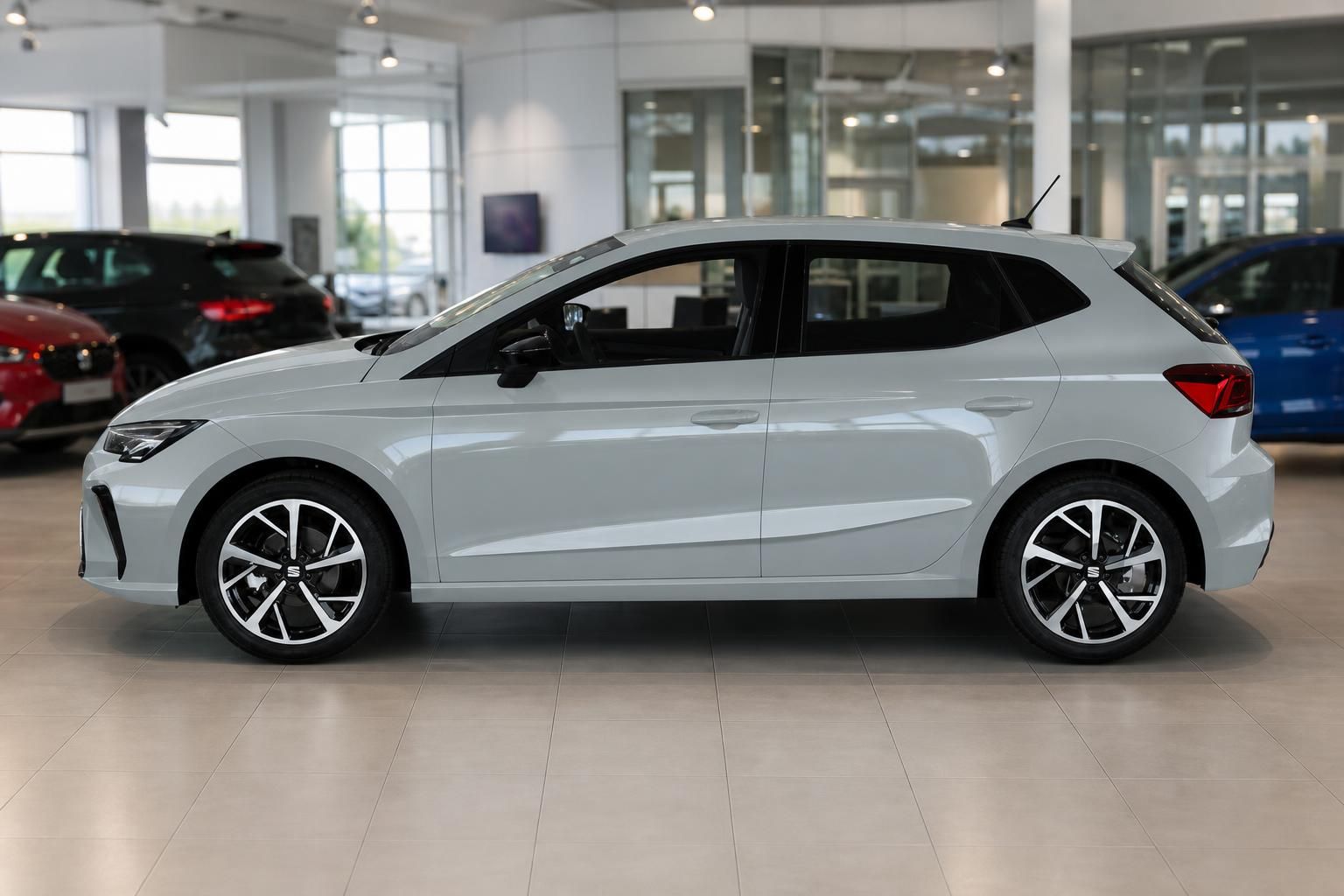 SEAT Ibiza FR hellgrau Seitenansicht im Autohaus – 5-türiger Kleinwagen mit Leichtmetallfelgen
