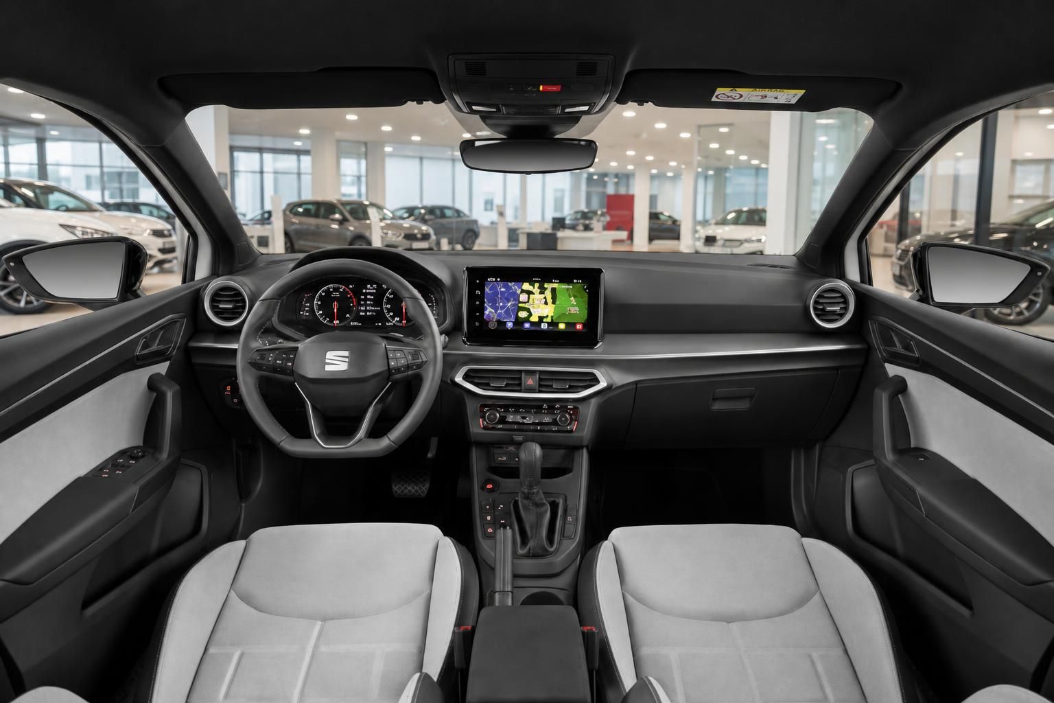 SEAT Innenraum Cockpit mit Lenkrad, Navi-Display und hellem Leder – moderne Ausstattung