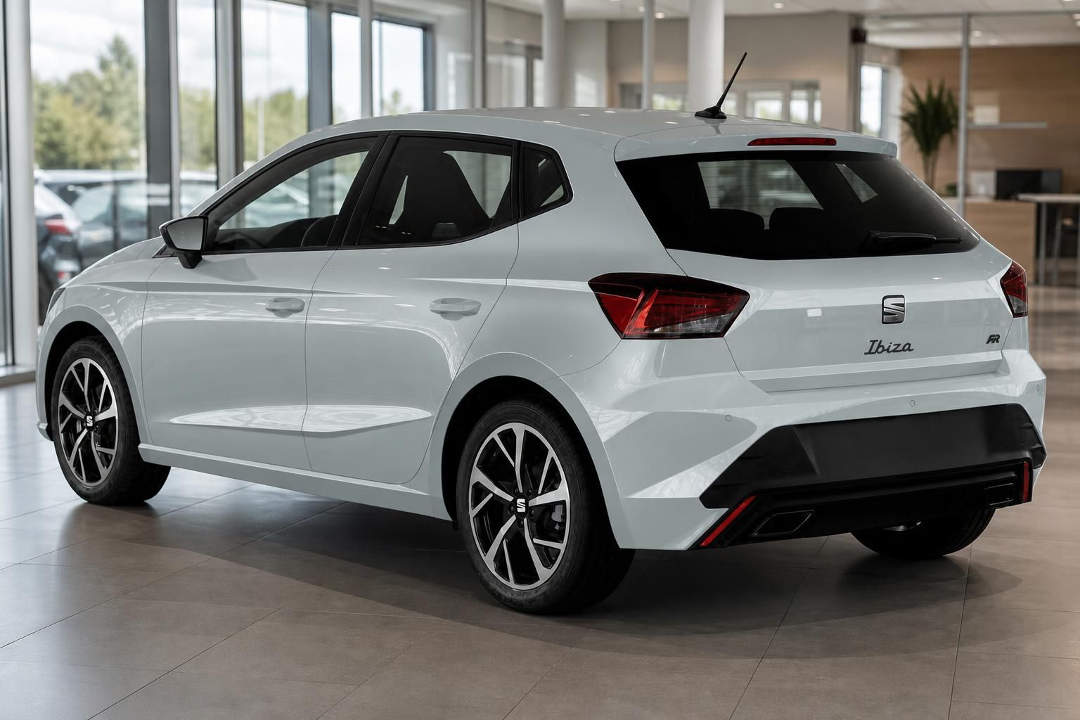 SEAT Ibiza FR weiss Heckansicht im Autohaus – sportlicher Kleinwagen mit schwarzen Leichtmetallfelgen