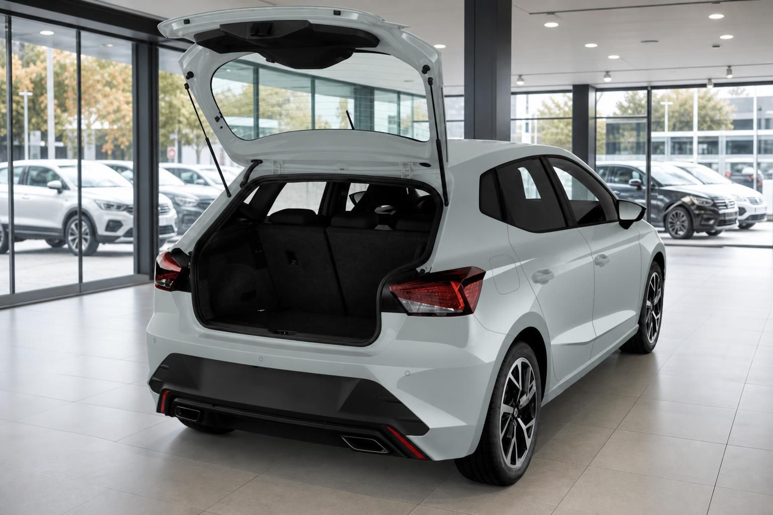 SEAT Ibiza FR weiss mit geöffnetem Kofferraum im Autohaus – Kofferraumvolumen Kleinwagen