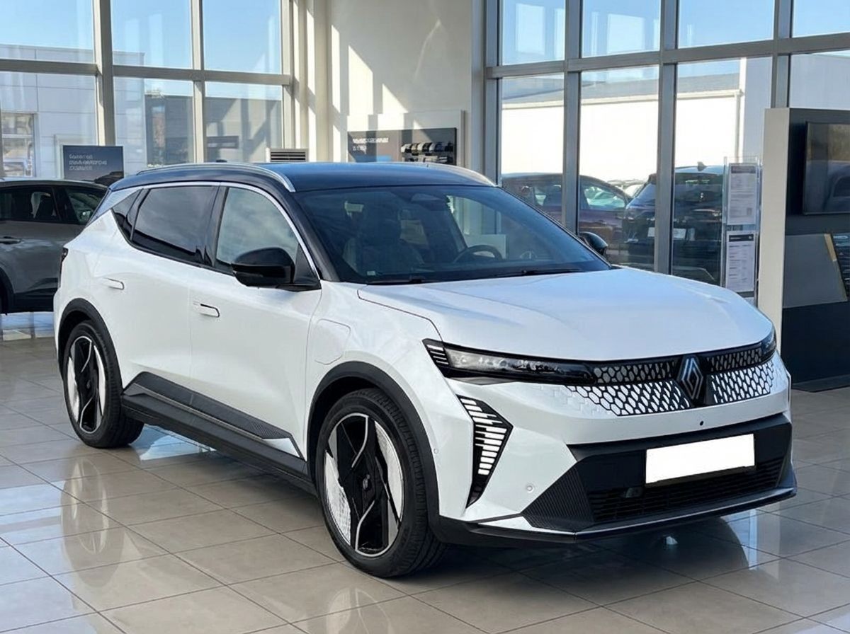 Renault Scenic E-Tech Electric SUV in Weiß im Autohaus Showroom Frontansicht