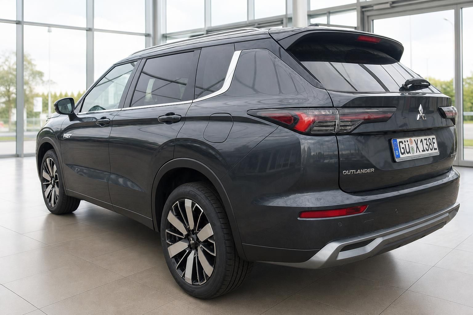Mitsubishi Outlander PHEV grau – Heckansicht im Autohaus mit LED-Rückleuchten und Alufelgen