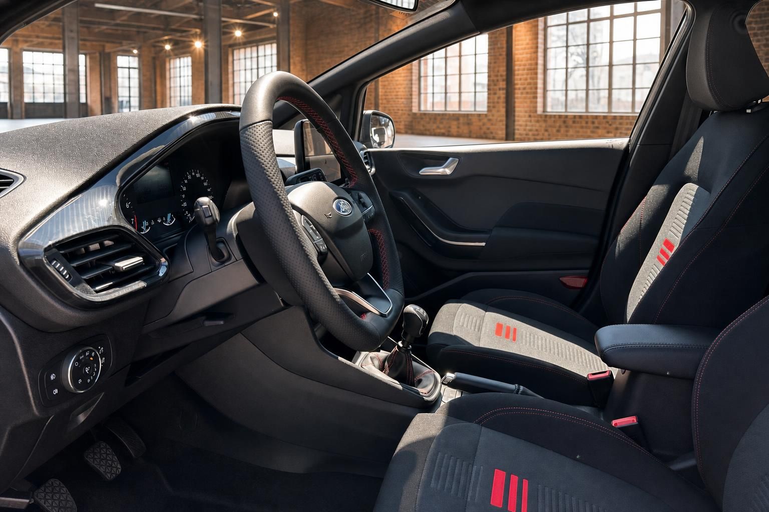 Ford Fiesta ST-Line Innenraum mit Sportlenkrad, Schalthebel und Sportsitzen in Schwarz-Rot