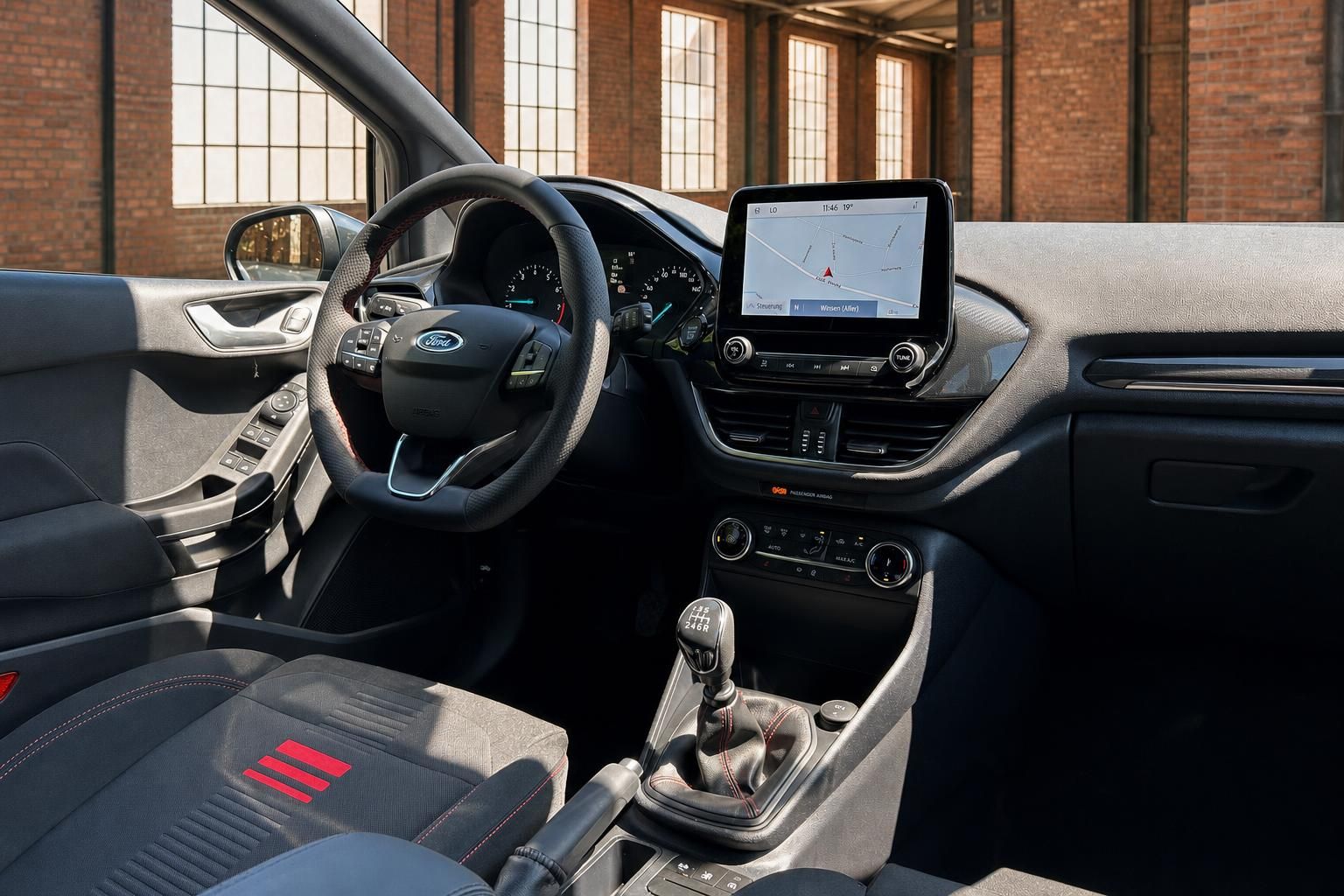 Ford Fiesta Innenraum – Cockpit mit Lenkrad, Schaltgetriebe und Touchscreen-Navigation