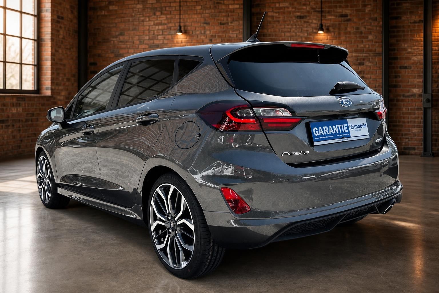 Ford Fiesta ST-Line grau Heckansicht schräg rechts im Showroom