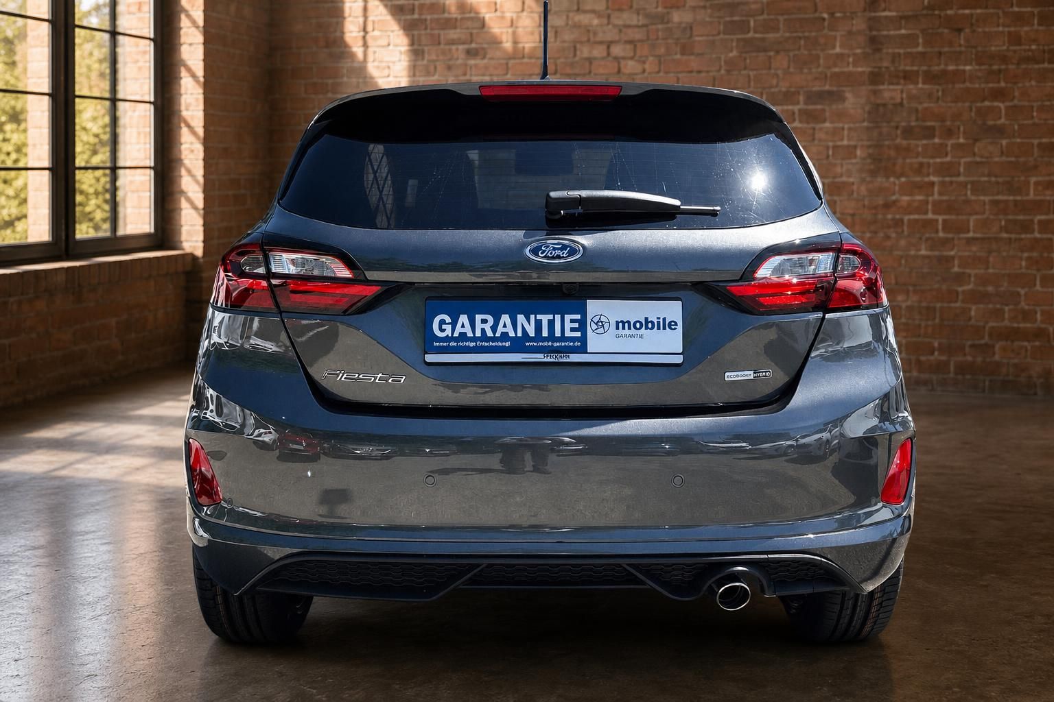 Ford Fiesta ST-Line grau Heckansicht gerade im Showroom