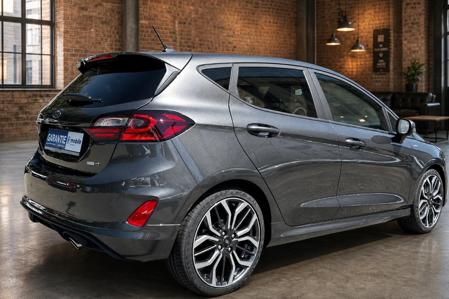 Ford Fiesta ST-Line grau Heckansicht schräg links im Showroom