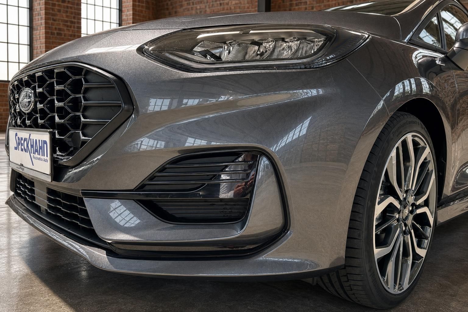 Ford Fiesta ST-Line grau Frontpartie Detail mit Kühlergrill, Scheinwerfer und Sportfelge