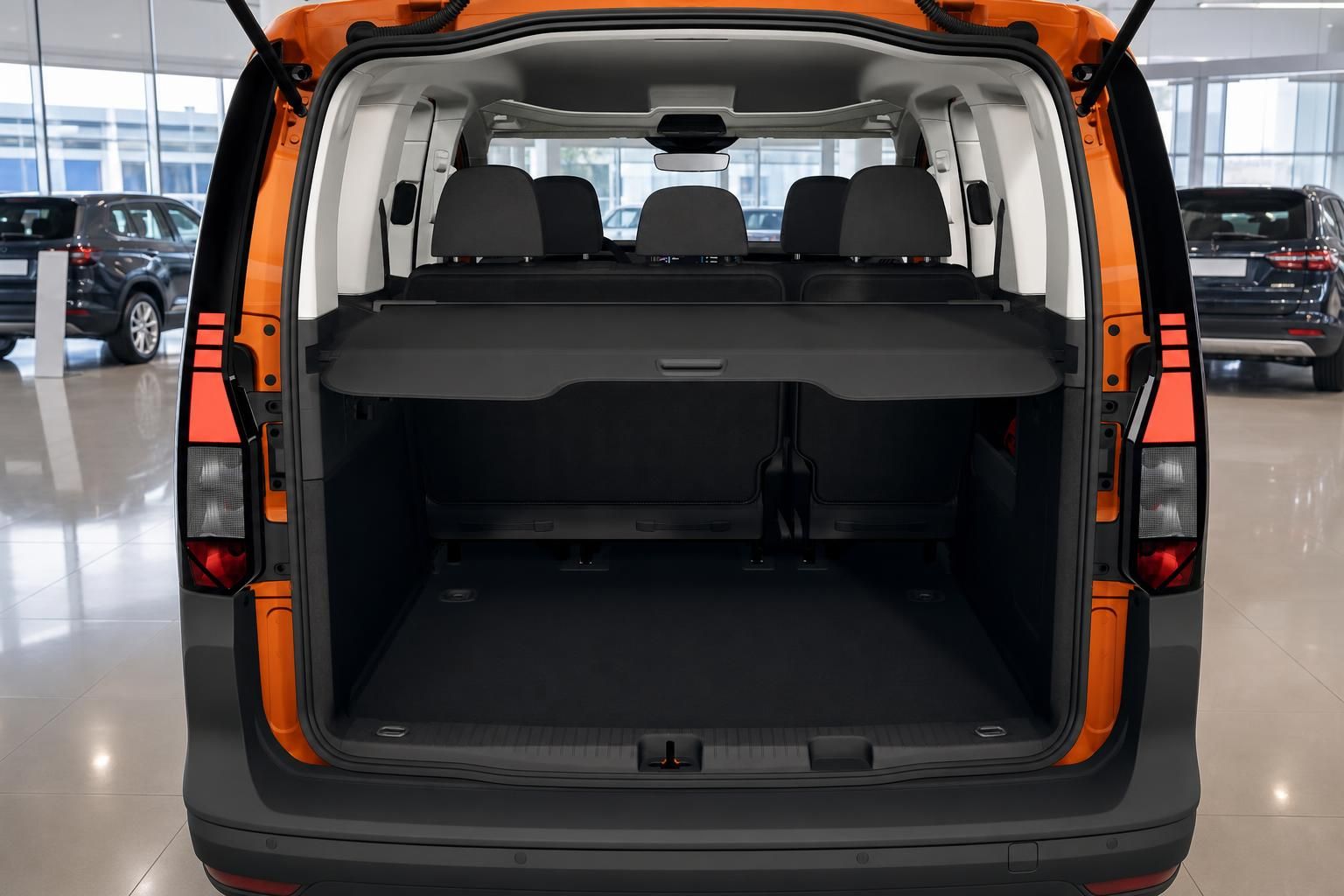 Kofferraum eines orangen VW Vans mit geöffneter Heckklappe