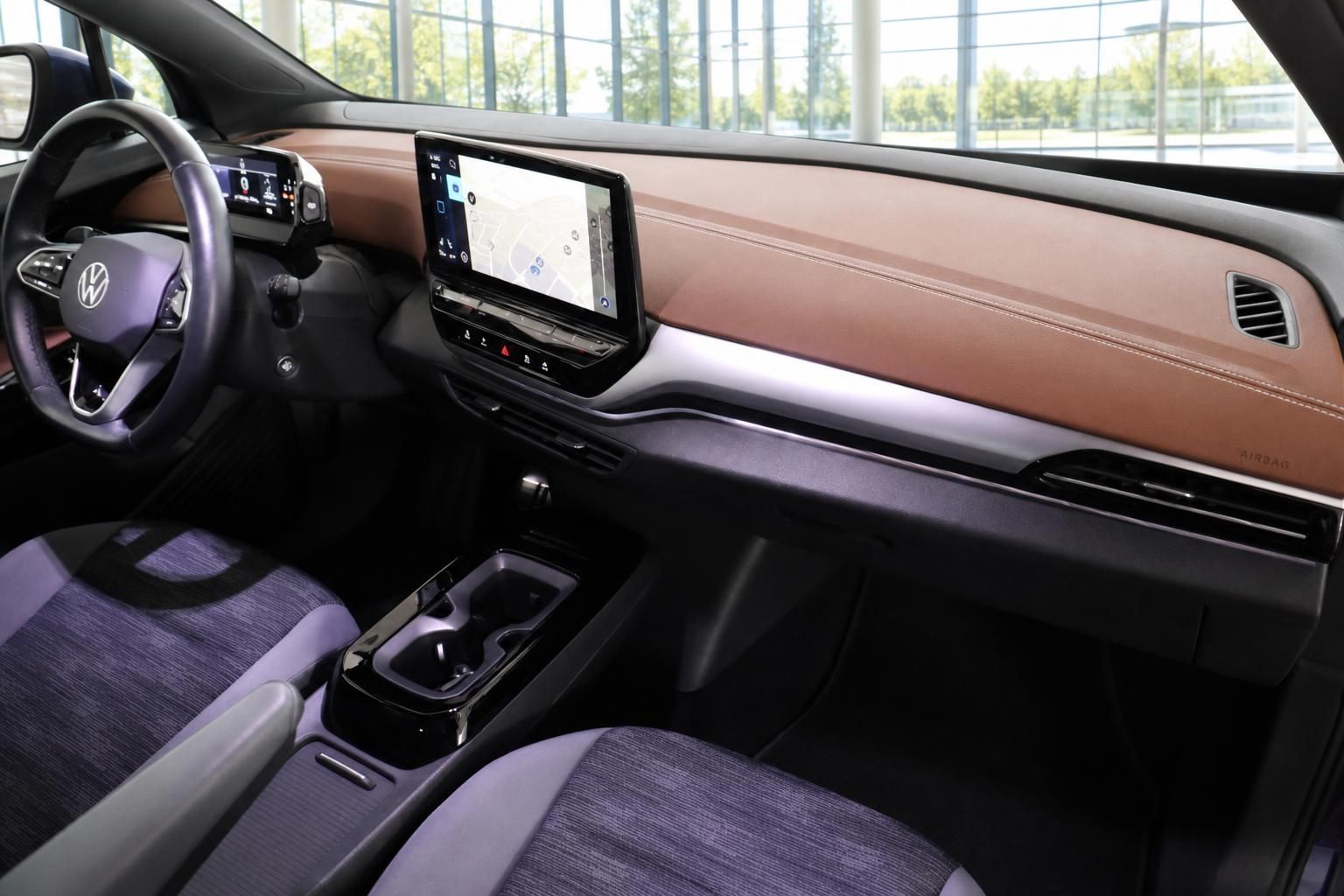 VW Innenraum Armaturenbrett mit Touchscreen und Ledersitzen